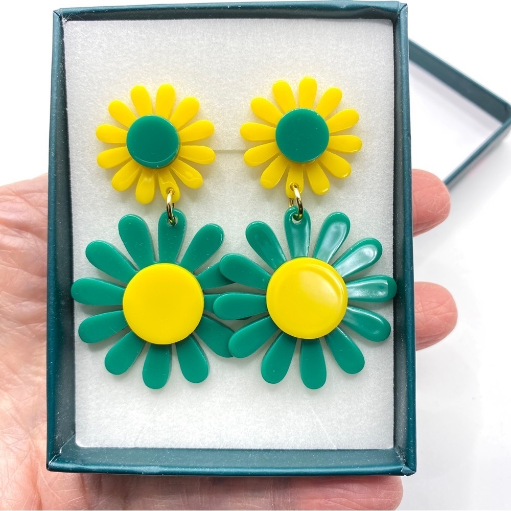 Daisy Green & Yellow Pierced Earrings Long NWOT in Gift Box